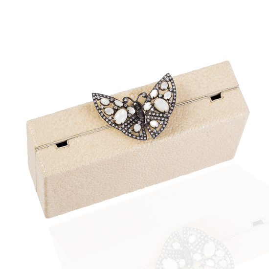 Load image into Gallery viewer, Ivory Stingray Butterfly Purse
