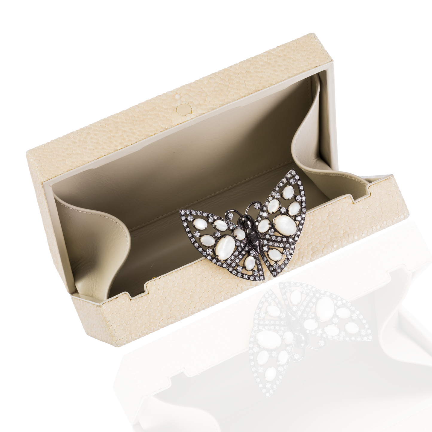 Load image into Gallery viewer, Ivory Stingray Butterfly Purse
